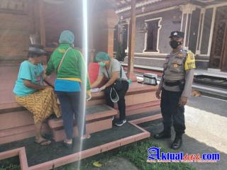 Bhabinkamtibmas Desa Kedewatan Dampingi Vaksinator Laksanakan Vaksin Door to Door