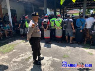 Implementasi Sipandu Beradat, Polres Karangasem Bersama Pecalang Amankan Giat Rapat Adat 
