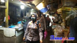 Polsek Bukit Raya Bagikan Masker Gratis Kepada Pedagang dan Pengunjung Pasar