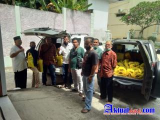 Riau Care Institute Bagikan Sembako Kepada Warga Tenayan Raya