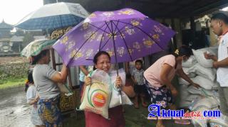LSM Jarrak Karangasem Distribusikan 561 Paket Beras Untuk Warga Mijil