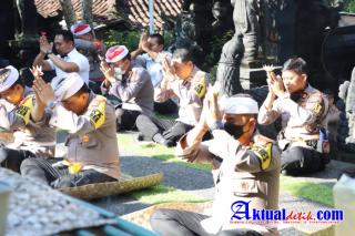 Kapolres Gianyar Memimpin Persembahyangan Bersama di Pura Satyena Kencana