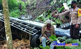 Mobil Bermuatan Durian Jatuh Kedalam Jurang