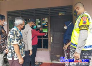 Bhabinkamtibmas Polres Pemalang Tempeli Sticker Rumah Isman 