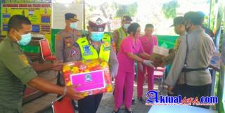 Kapolsek Gianyar bersama Bhayangkari Ranting Gianyar Serahkan Bingkisan Kepada Petugas