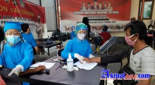 Percepat Vaksinasi, Polres Gianyar Suntik Ratusan Masyarakat Dalam Gerai Vaksin Presisi
