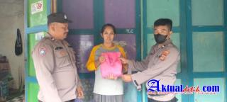 Berbagi Rezeki ke Pekerja Informal Kurang Mampu, Sat Binmas Polres Klungkung Bagikan Sembako