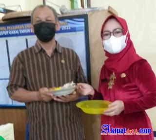 Peringati Hari Guru Nasional, SMAN 4 Semarang Gelar Tasyakuran " Potong Tumpeng" 