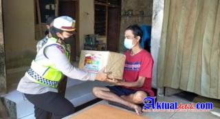 Sat Lantas Polres Gianyar Bagikan Bansos Kepada Masyarakat Terdampak Covid-19