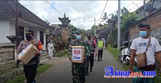 Kapolsek Tegalalang dan Danramil Serahkan Bantuan Sembako Kepada Warga Miskin Dampak PPKM Darurat