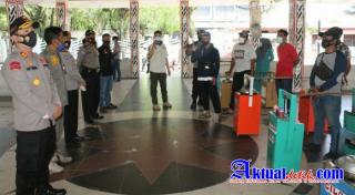 Kapolres PematangSiantar Salurkan Bansos dari Kapoldasu Ke Pedagang dan Petugas Parkir