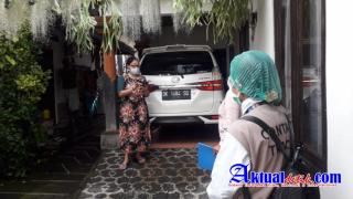 Cegah penyebaran covid 19, Babinsa Dampingi Tim Kesehatan Laksanakan Tracking