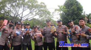 Valentine Day, Personil Polresta Denpasar Bertukar Kado dan Coklat