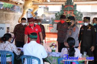 Kapolres Karangasem Bersama Forkopimda Dampingi Bupati Memantau Beberapa TPS Pilkel Serentak