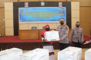 Kapolda Aceh Salurkan Bantuan Mesin Jahit Untuk Delapan UMKM di Lhokseumawe 