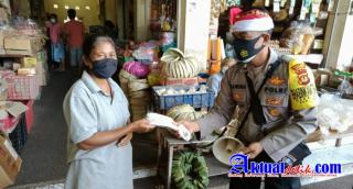 Pasar Tradisional Target Himbauan Prokes dan Bagikan Masker oleh Bhabinkamtibmas