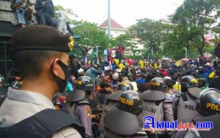 Ribuan Buruh dan Mahasiswa Geruduk Kantor DPRD Jateng, Tolak Omnibus Law