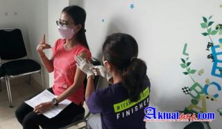 Garda Terdepan Dalam Penanganan, Nakes Klinik Polres Gianyar Jalani Vaksinasi Tahap III