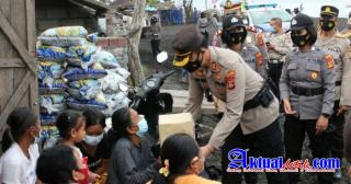 Polres Klungkung Bagi Sembako Kepada Para Pembudidaya Tukik dan Kepada Pengumpul Batu Sikat