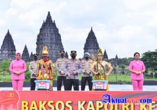 Kapolri Serahkan Bansos ke Pekerja Seni di Yogyakarta yang Terdampak Covid-19
