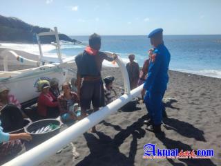 Pantau Aktifitas Ilegal di Jalur Tikus, Sat Polair Polres Karangasem Giat Patroli di Pesisir Pantai