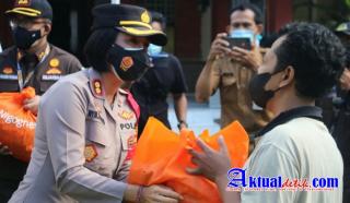 Forkompinda Karangasem Bagikan Sembako Kepada Masyarakat Terdampak PPKM Darurat