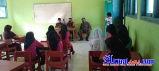 Sasar Pelajar SMP, Personil Babinsa Koramil 1509-05/Kayoa Sosialisasikan Aplikasi Klassku