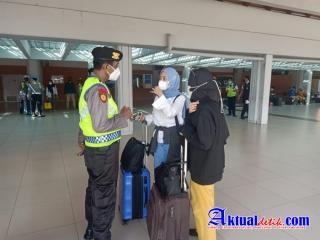 Giat Himbauan Prokes Personil Polres Bandara Kepada Penumpang di Terminal Domestik