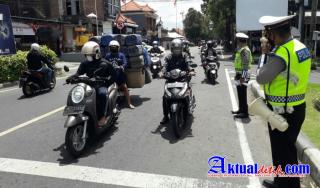 Tertib Berlalulintas dan Taat Prokes, Satlantas Polres Gianyar Bagikan Masker di Simpang Buruan