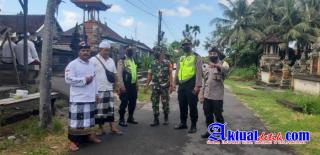 Personel Polsek Blahbatuh Amankan Upacara Melaspas Ratu Gede Desa Adat Bonbiyu