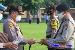 Kapolresta Deli Serdang Beri Reward Anggota Berprestasi