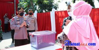 Kapolri Sebar Ribuan Bansos Untuk Warga Terdampak PPKM Darurat di Bandung