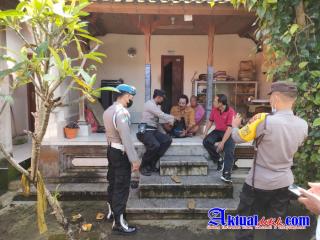 Pastikan Tepat Sasaran, Polsek Ubud Bagikan Sembako Dengan Door to door