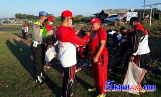 Polsek Gianyar Membagikan Masker Kepada Masyarakat yang Berkunjung di Pantai Siyut