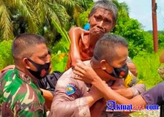 Sikap Mulia Anggota Bhabinkamtibmas Polsek Seberida Evakuasi Warga lumpuh Akut