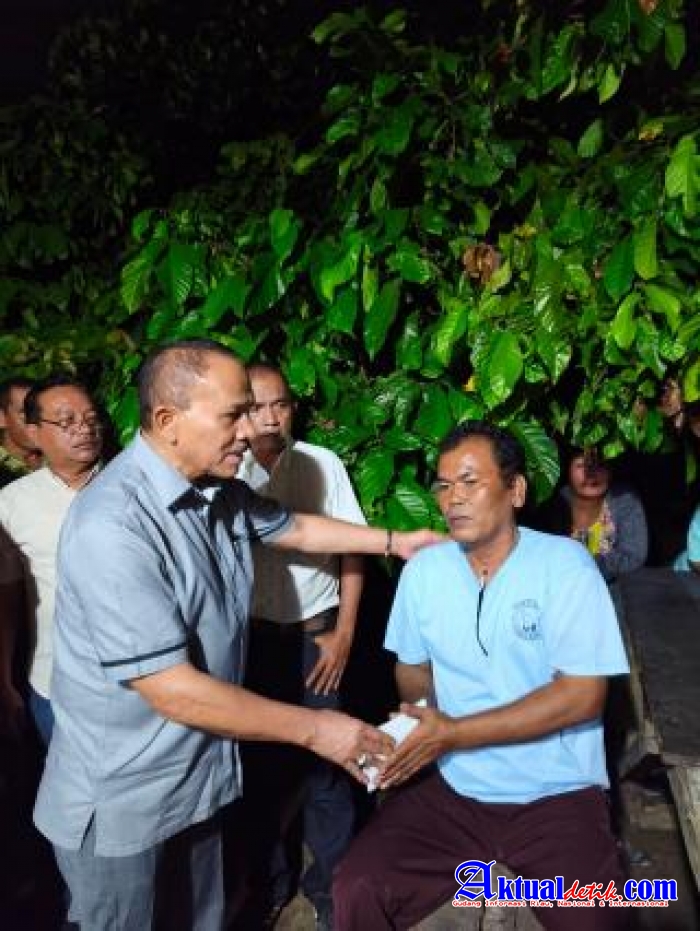 Peduli Kondisi Warga, Maruli Siahaan Besuk Tunggul Siahaan Sekaligus Tinjau Rumah Memprihatinkan