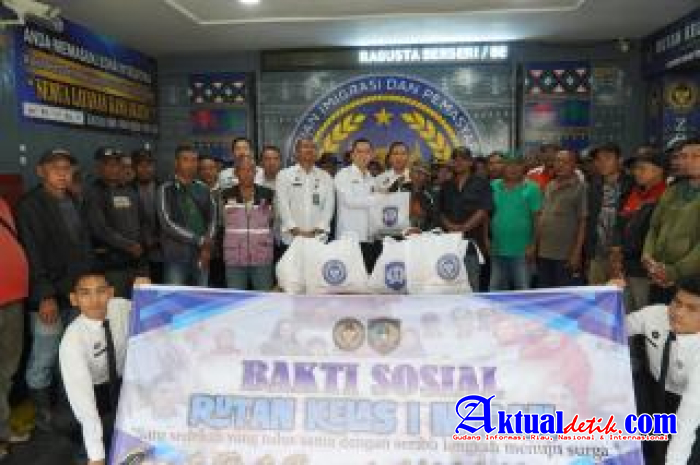 Rutan Kelas I Medan Bagikan 50 Paket Bansos kepada Tukang Becak