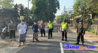 Pastikan Tidak Ada Warga Melukat di Pantai, Polsek Sukawati Lakukan Penutupan