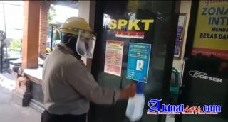 Sterilisasi dari Bakteri dan Virus, Polsek Blahbatuh Rutin Semprotkan Disenfektan 