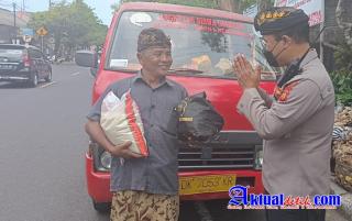Sasar Sopir Angkutan Umum, Polsek Blahbatuh Salurkan Bantuan Sembako