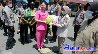 Kapolres Pematang Siantar dan Ketua Bhayangkari Cabang Serahkan Bingkisan Paket Lebaran