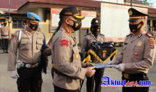 Kapolres Pematang Siantar AKBP Boy Sutan Binanga Siregar Berikan Piagam Kepada Personil