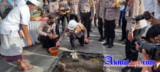 Kapolda Bali Menandai Peletakan Batu Pertama dan Penanda Tanganan Prasasti Pembangunan Satpas