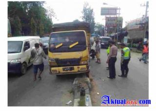 Diduga Kelelahan, Sopir Cold Angkut Ampas Sawit Terobos Trotoar Jalan