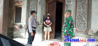 Ringankan Beban Terdampak Covid-19, Bhabinkamtibmas Bagikan Sembako ke Warga Isoman