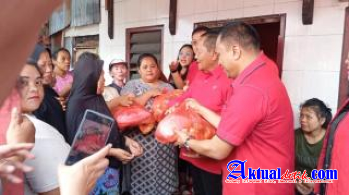 Partai PDI Perjuangan Langsung Tanggap Memberikan Baksos Korban Banjir Di Pinggir Sungai Deli