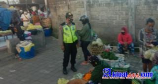 Polsek Blahbatuh Berikan Himbauan Pencegahan Covid-19 Kepada Pedagang dan Pengunjung Pasar Yadnya