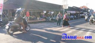 Kapolsek Tampaksiring Atensi Turun Langsung Pengaturan Lalu-lintas di Simpang 4 Pasar Tampaksiring
