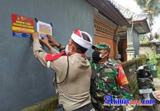Sinergi TNI-Polri, Bhabinkamtibmas Bersama Babinsa Pasang Stiker Isoman
