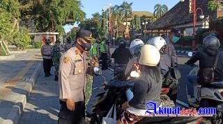 Petugas Gabungan Gelar Operasi Penyekatan di Simpang Puri Gianyar